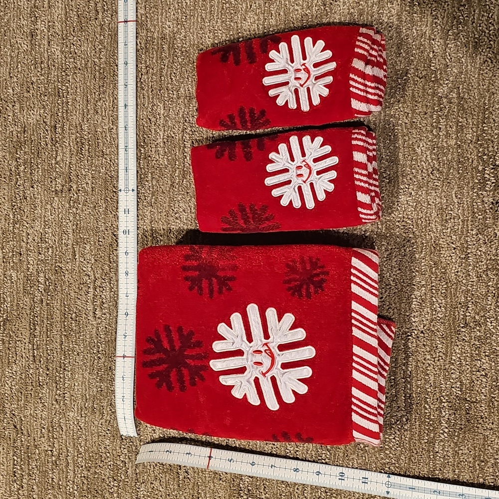 Red Snowflake Towel Set (Towel/2 Hand Towels) Childrens